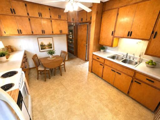 Kitchen-Staged