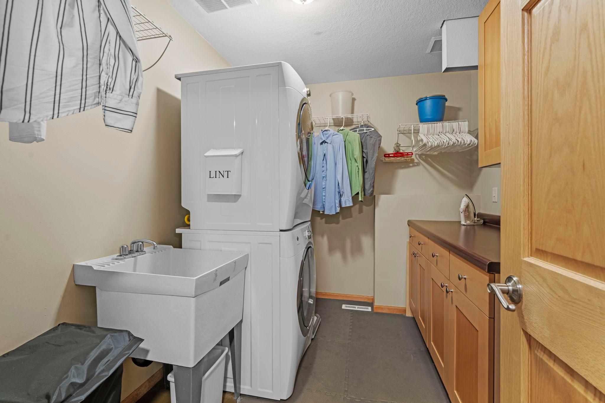 65-web-or-mls-9040 E Sunrise Cir-403.jpg