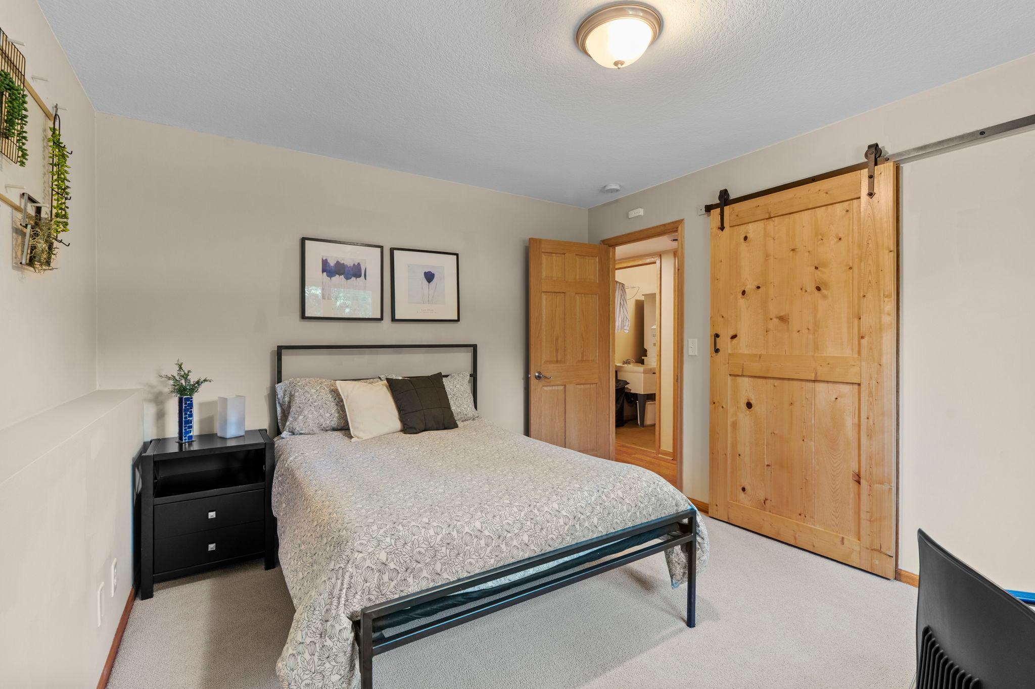 61-web-or-mls-9040 E Sunrise Cir-383.jpg