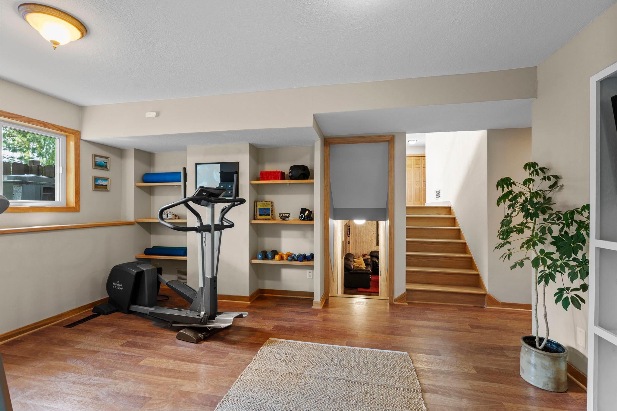 58-web-or-mls-9040 E Sunrise Cir-368.jpg