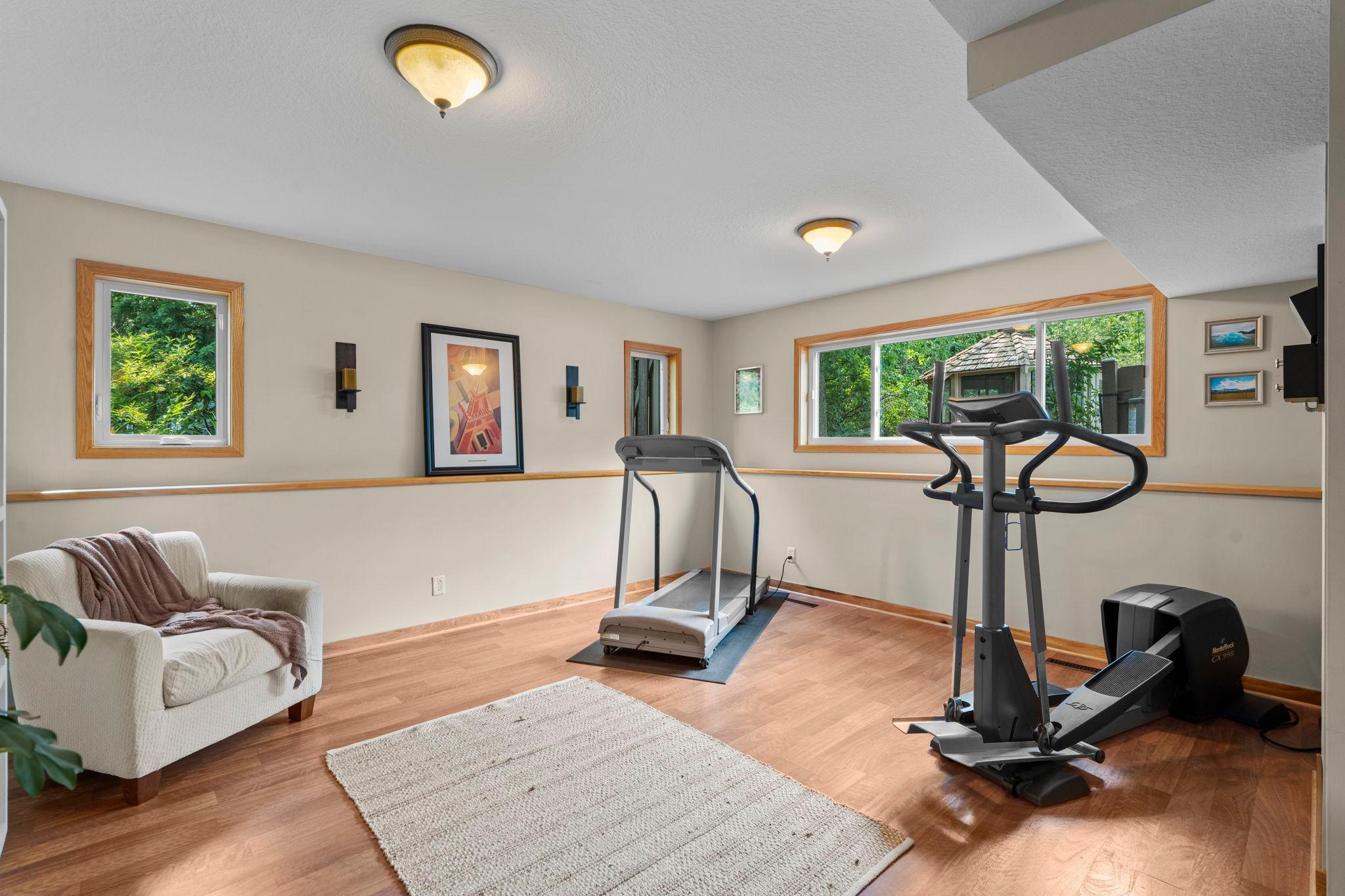 55-web-or-mls-9040 E Sunrise Cir-353.jpg