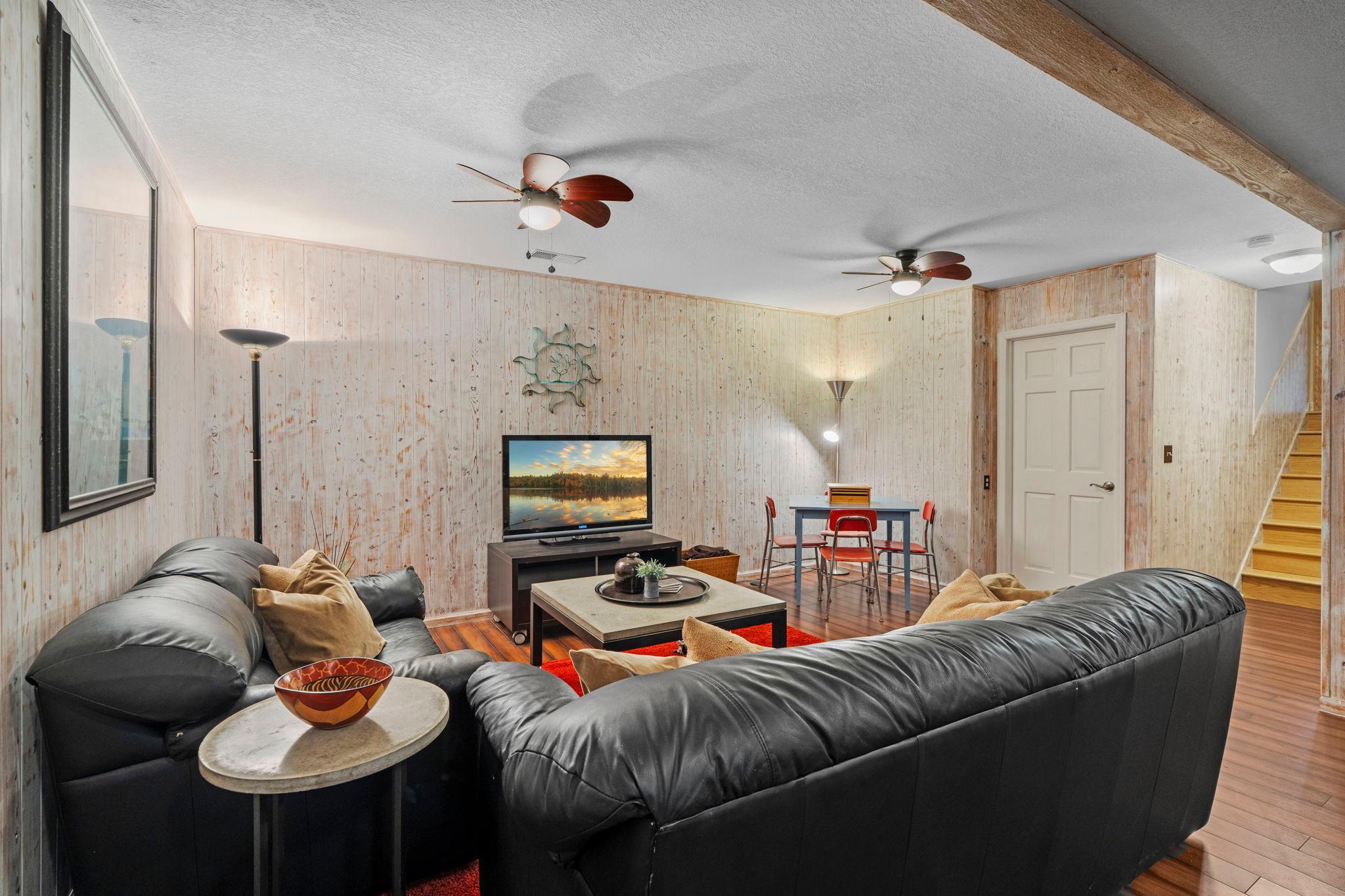 70-web-or-mls-9040 E Sunrise Cir-433.jpg