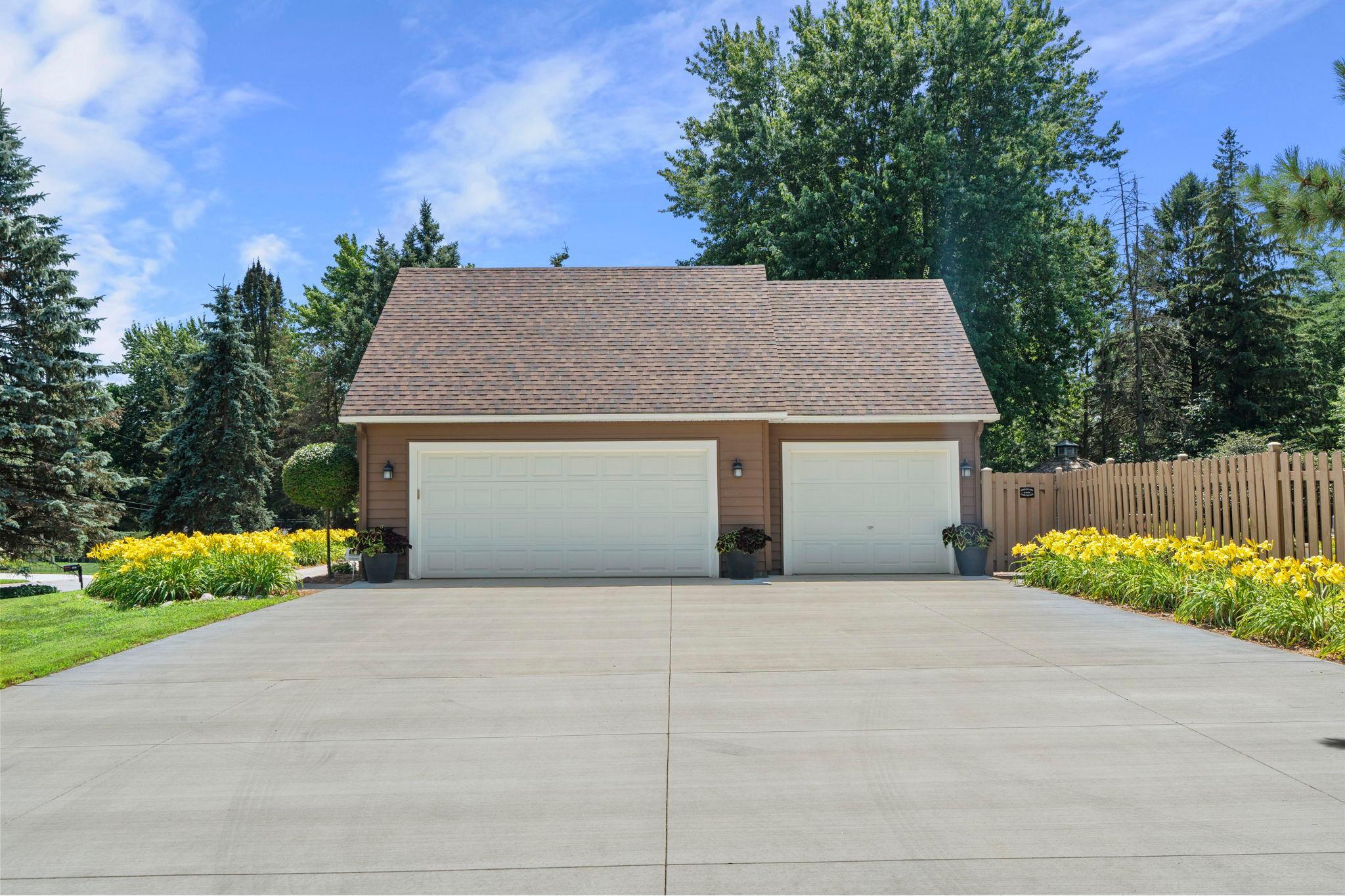 10-web-or-mls-9040 E Sunrise Cir-53.jpg