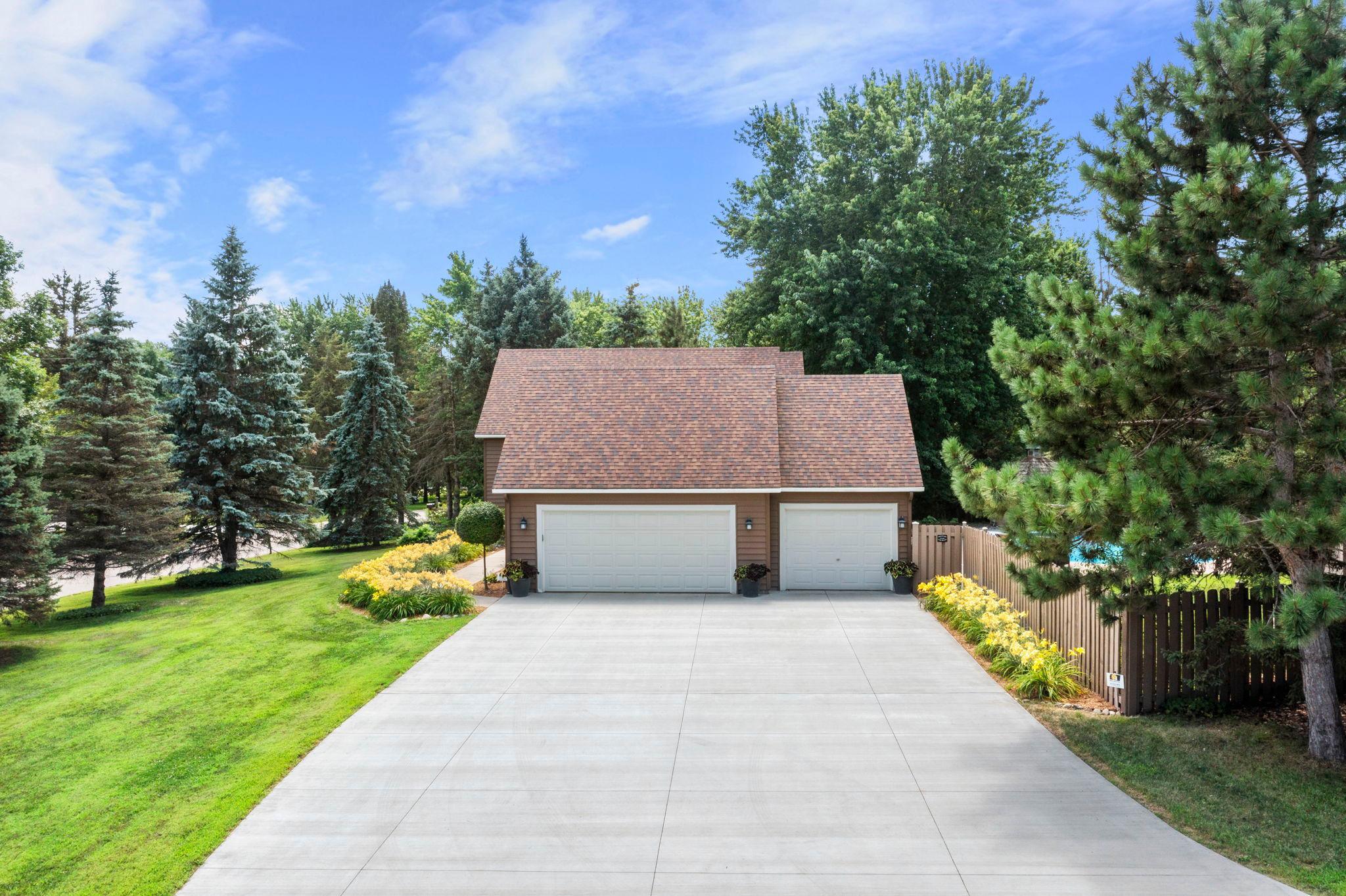 7-web-or-mls-9040 E Sunrise Cir-3.jpg