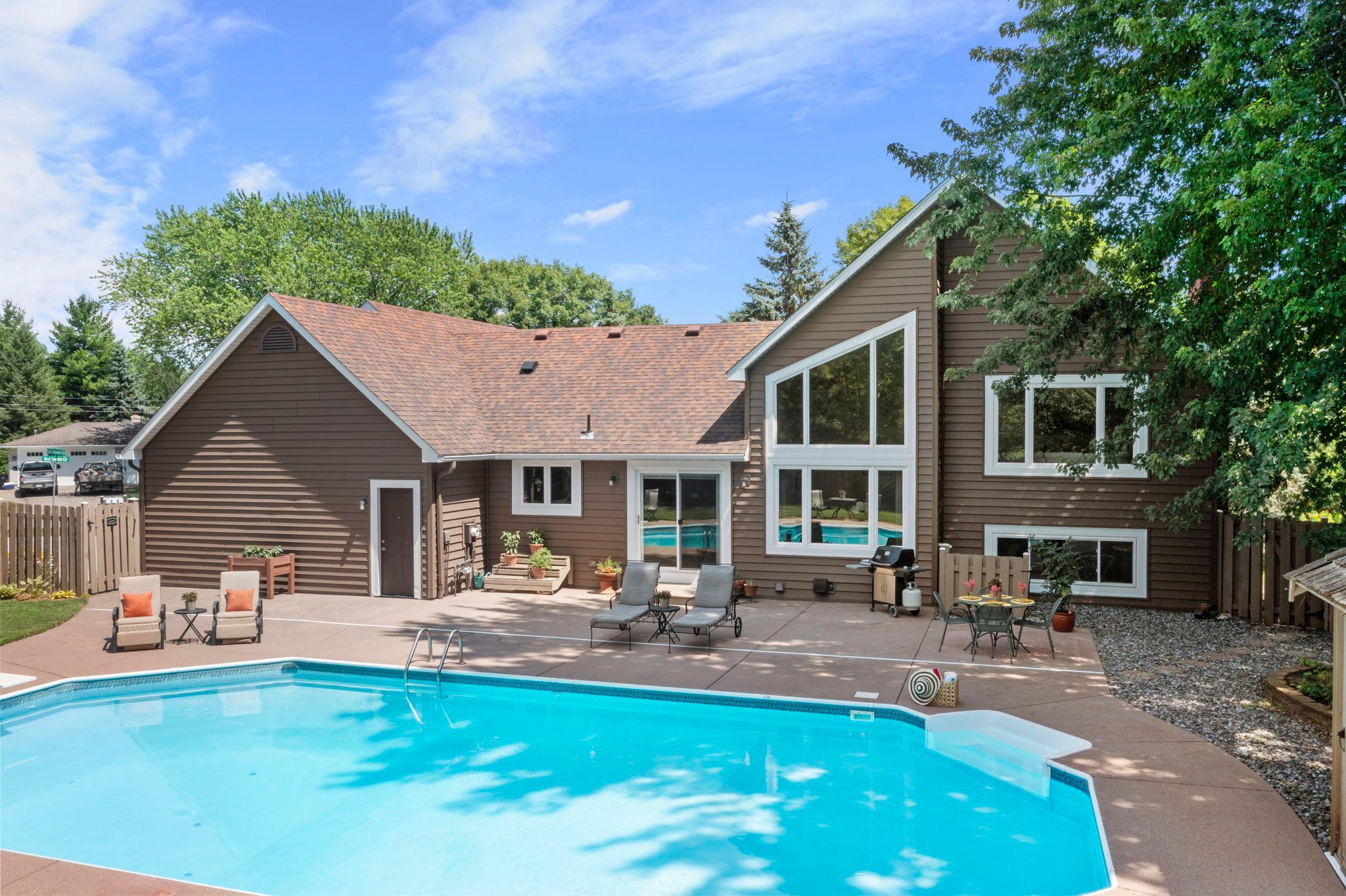 100-web-or-mls-9040 E Sunrise Cir-18.jpg
