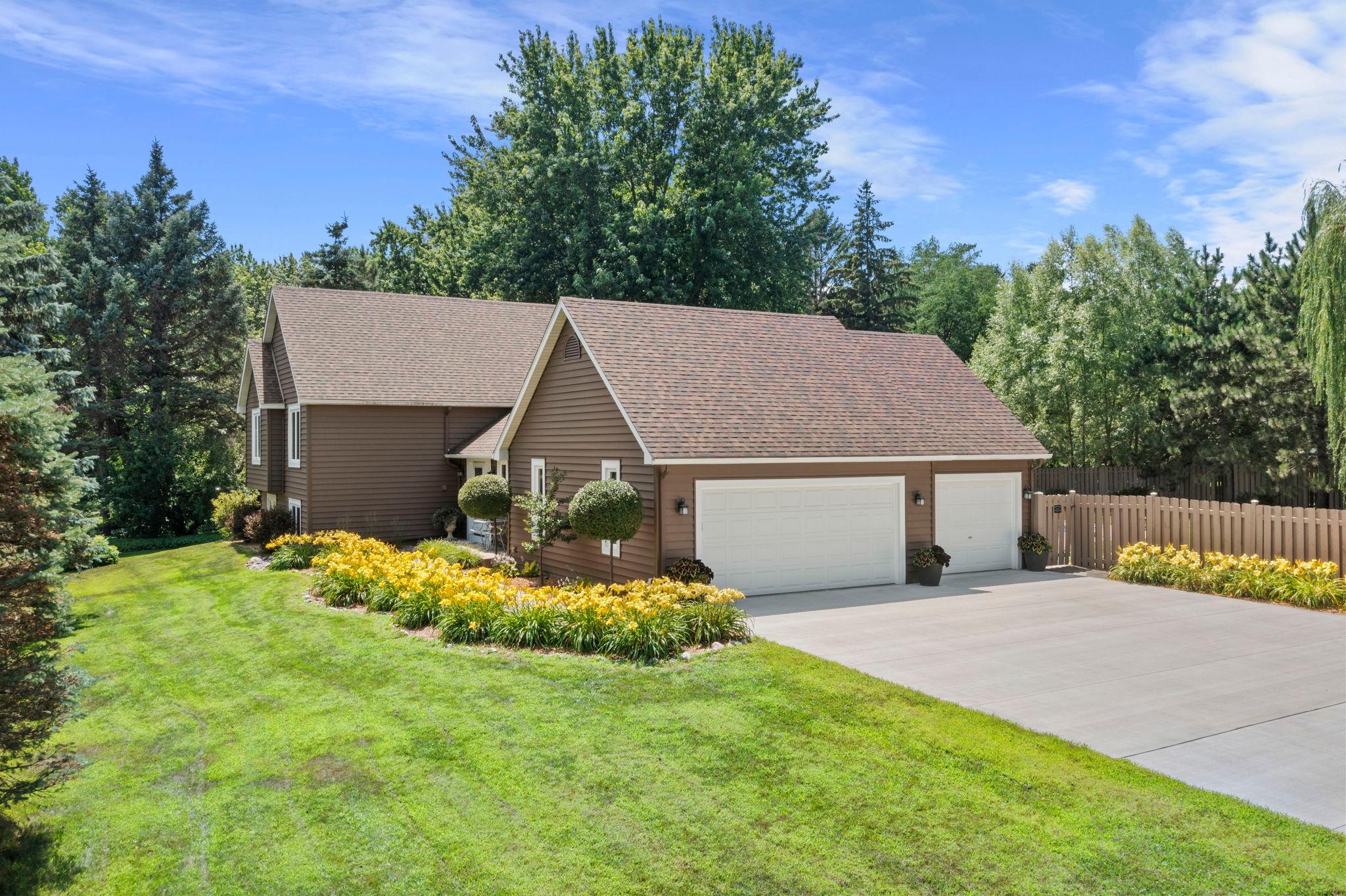8-web-or-mls-9040 E Sunrise Cir-9.jpg