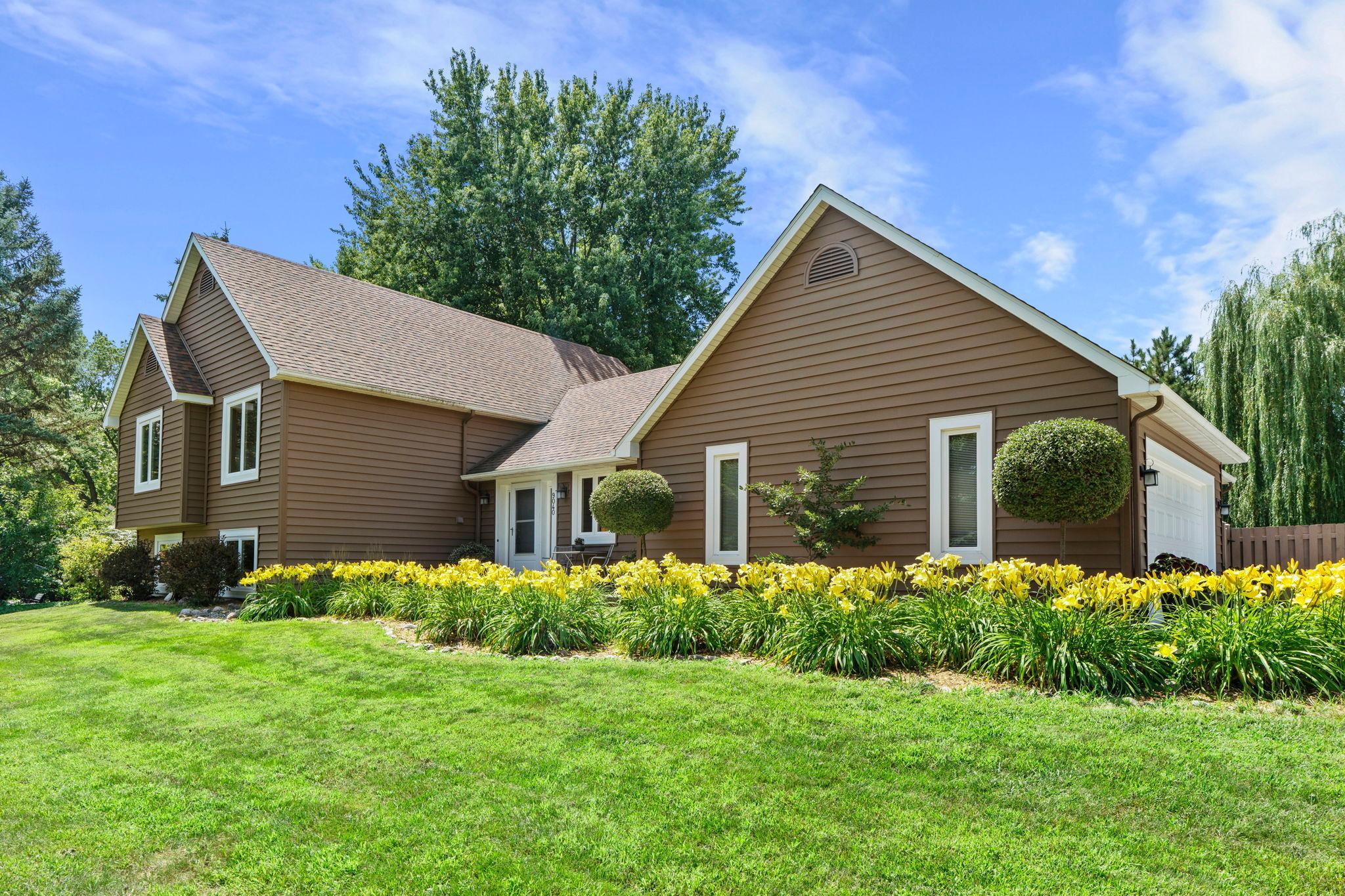 14-web-or-mls-9040 E Sunrise Cir-68.jpg