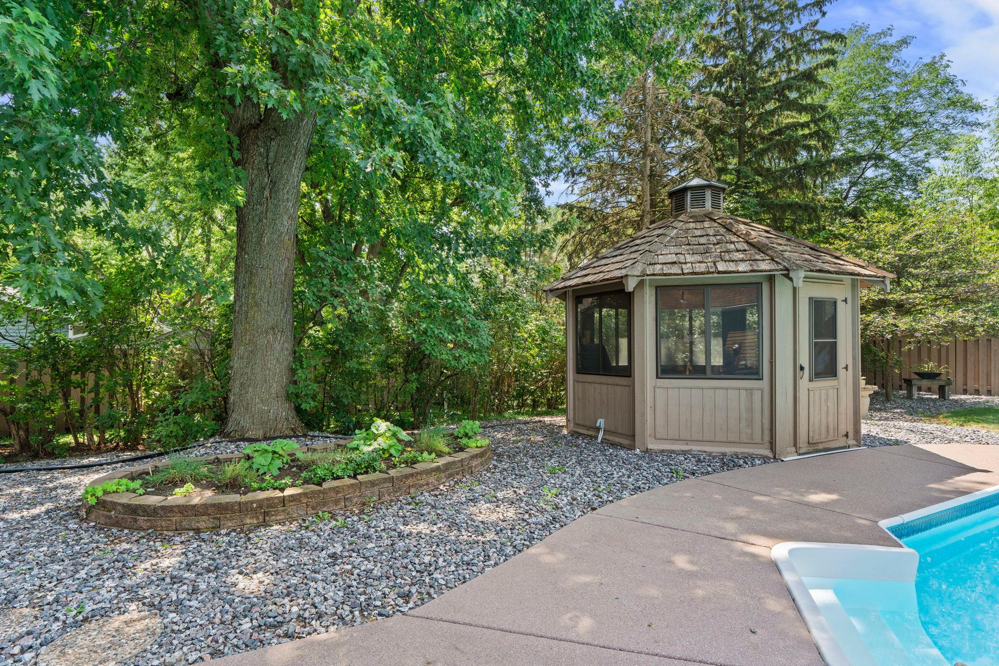 97-web-or-mls-9040 E Sunrise Cir-133.jpg