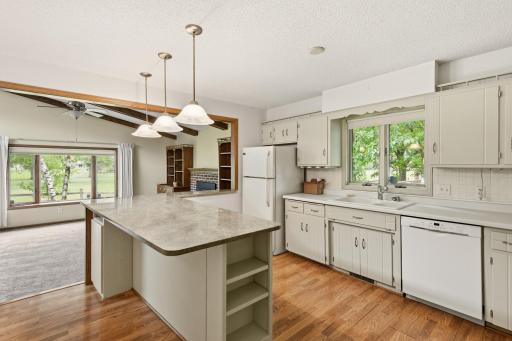 Large island ideal for meal prep, a quick breakfast or entertaining