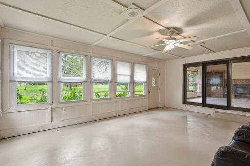 Relax and entertain in this spacious porch and enjoy the golf course view