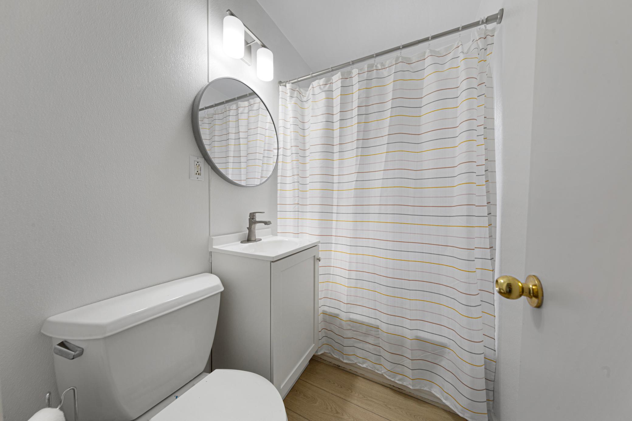 27 bathroom.jpg