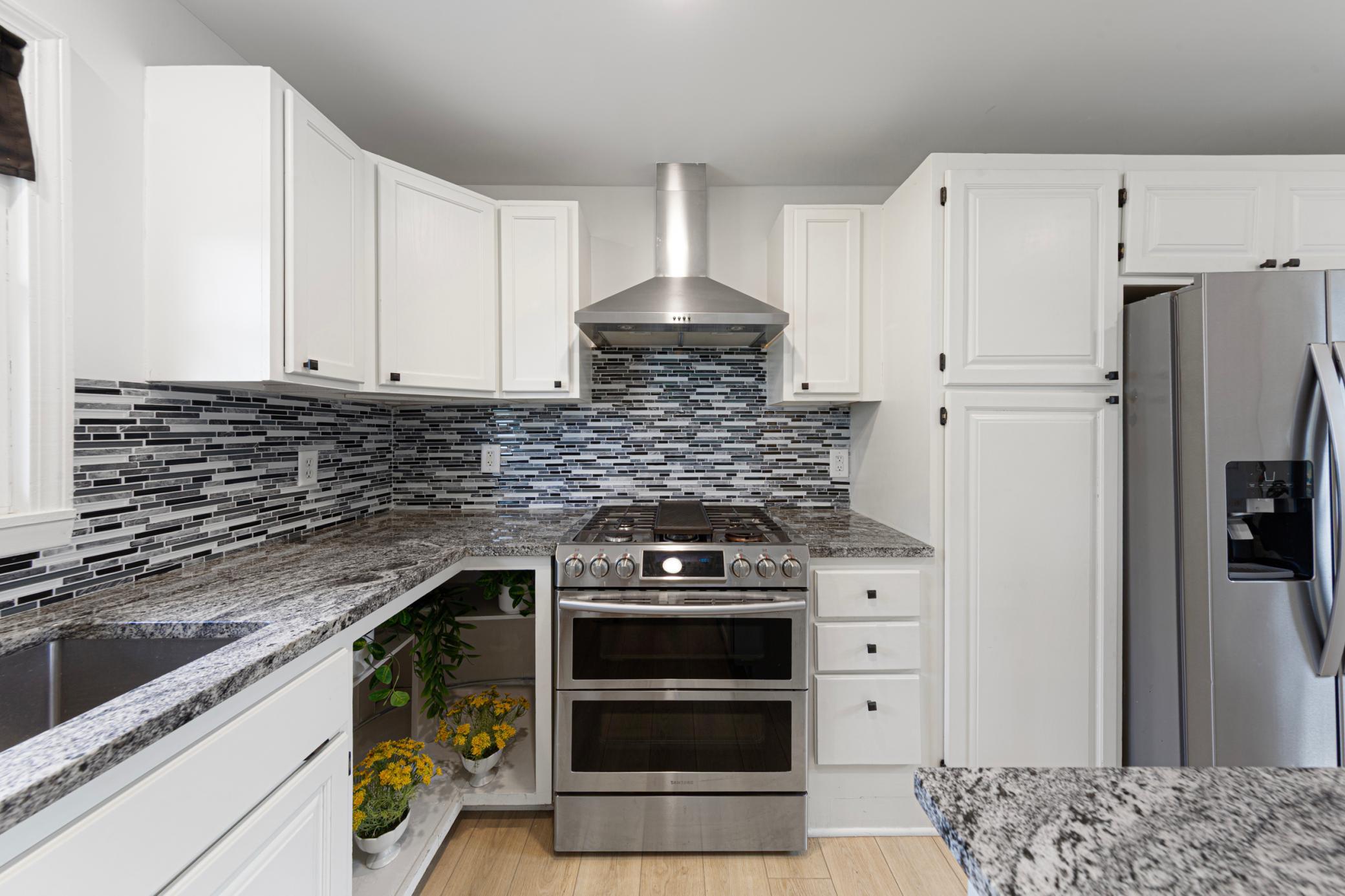 20 kitchen.jpg