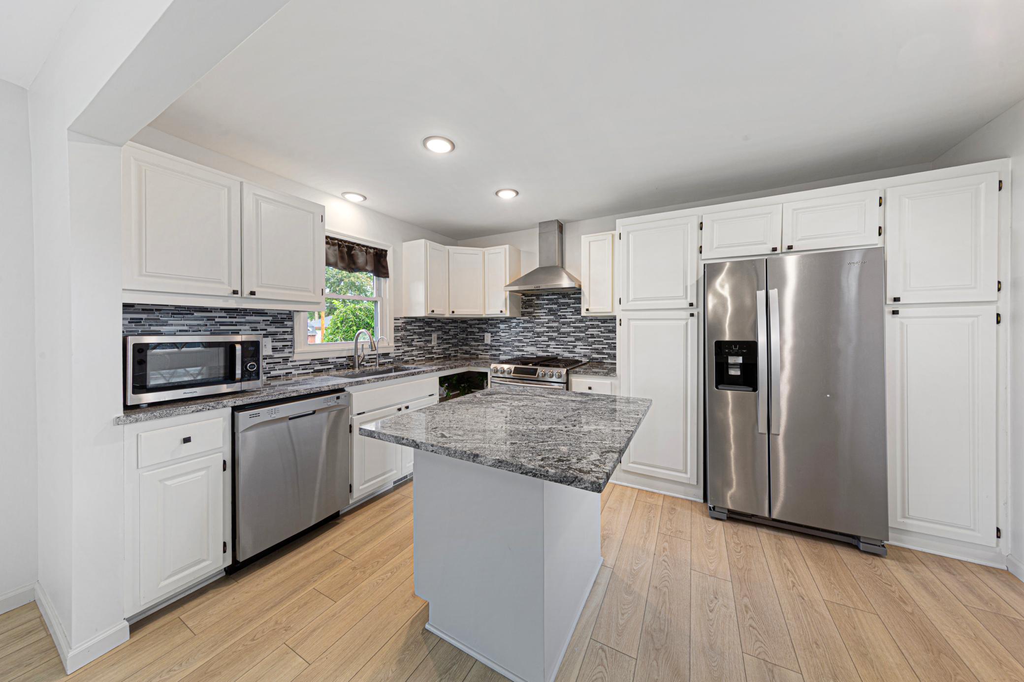 18 kitchen.jpg