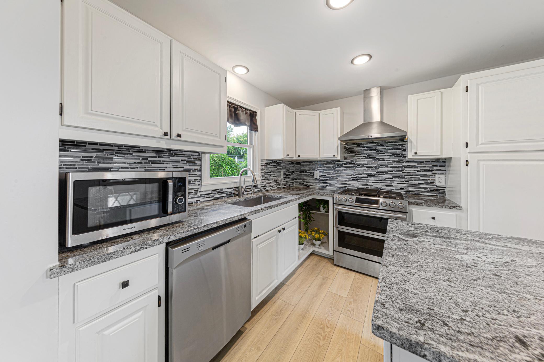 19 kitchen.jpg