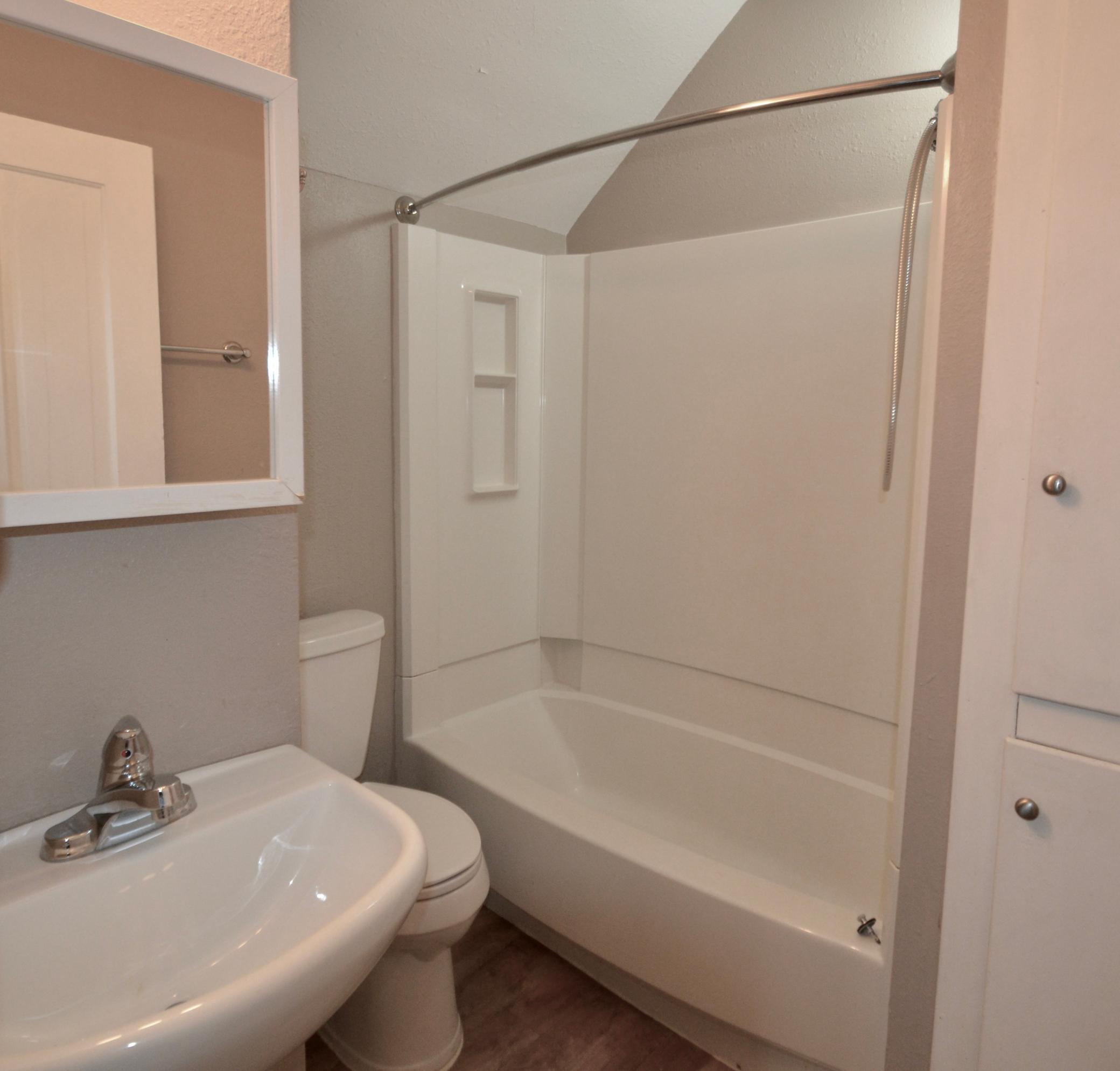 2nd Floor full bath