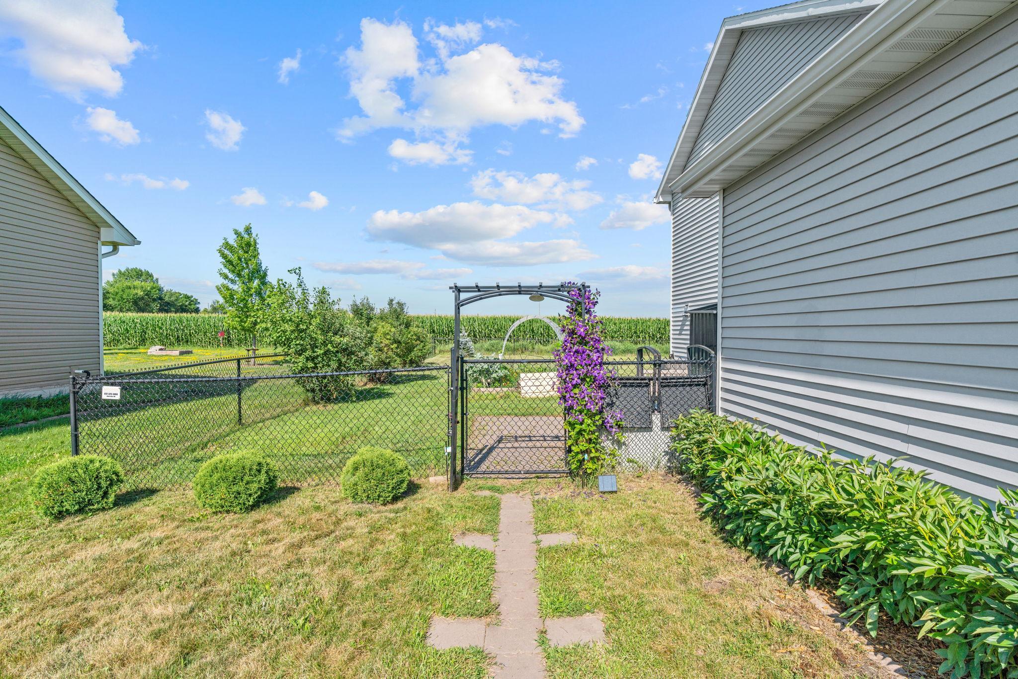 5-web-or-mls-371 Cedar Ave N-5.jpg