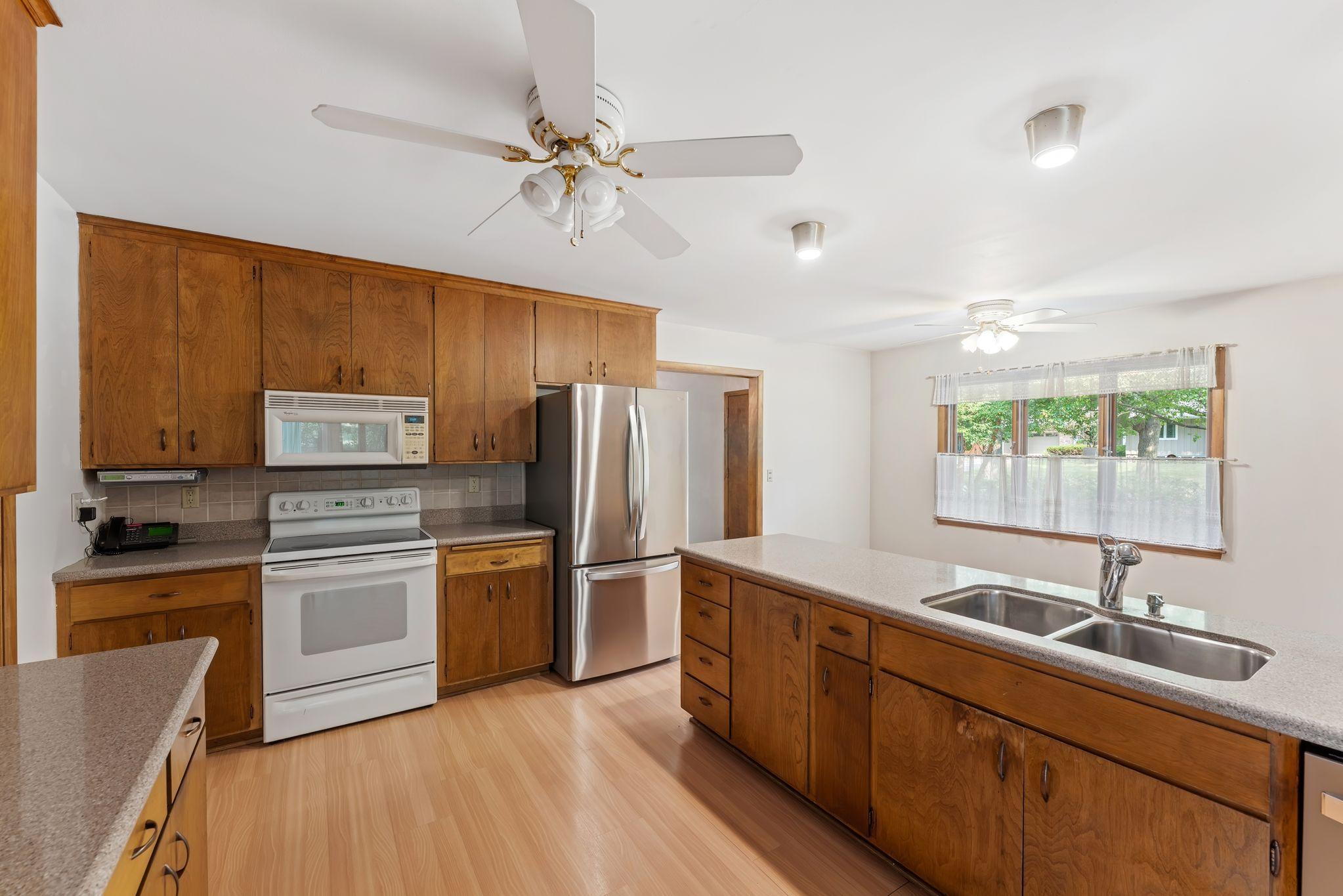 Lots of counter and work space in the kitchen