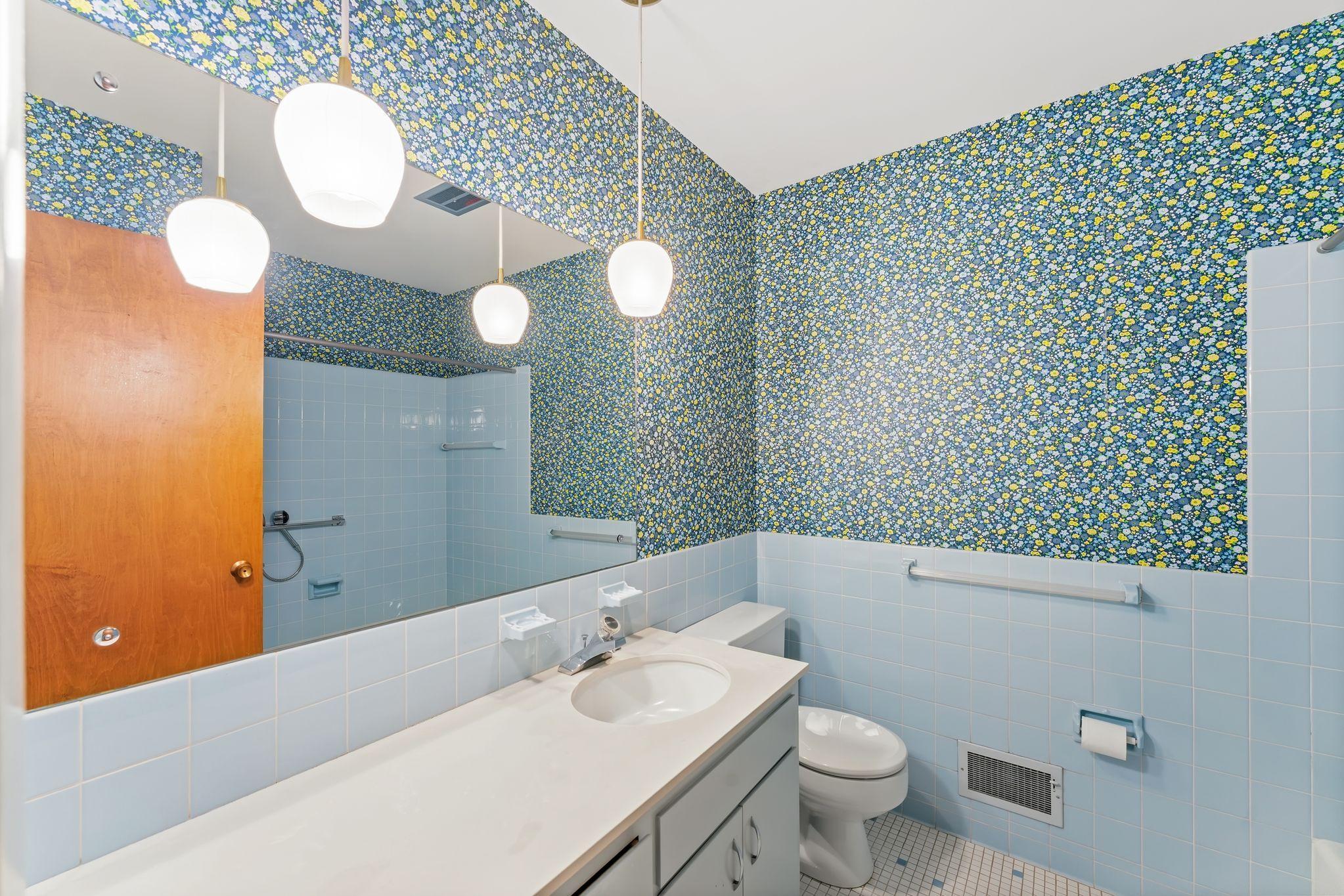 Main floor primary full bath