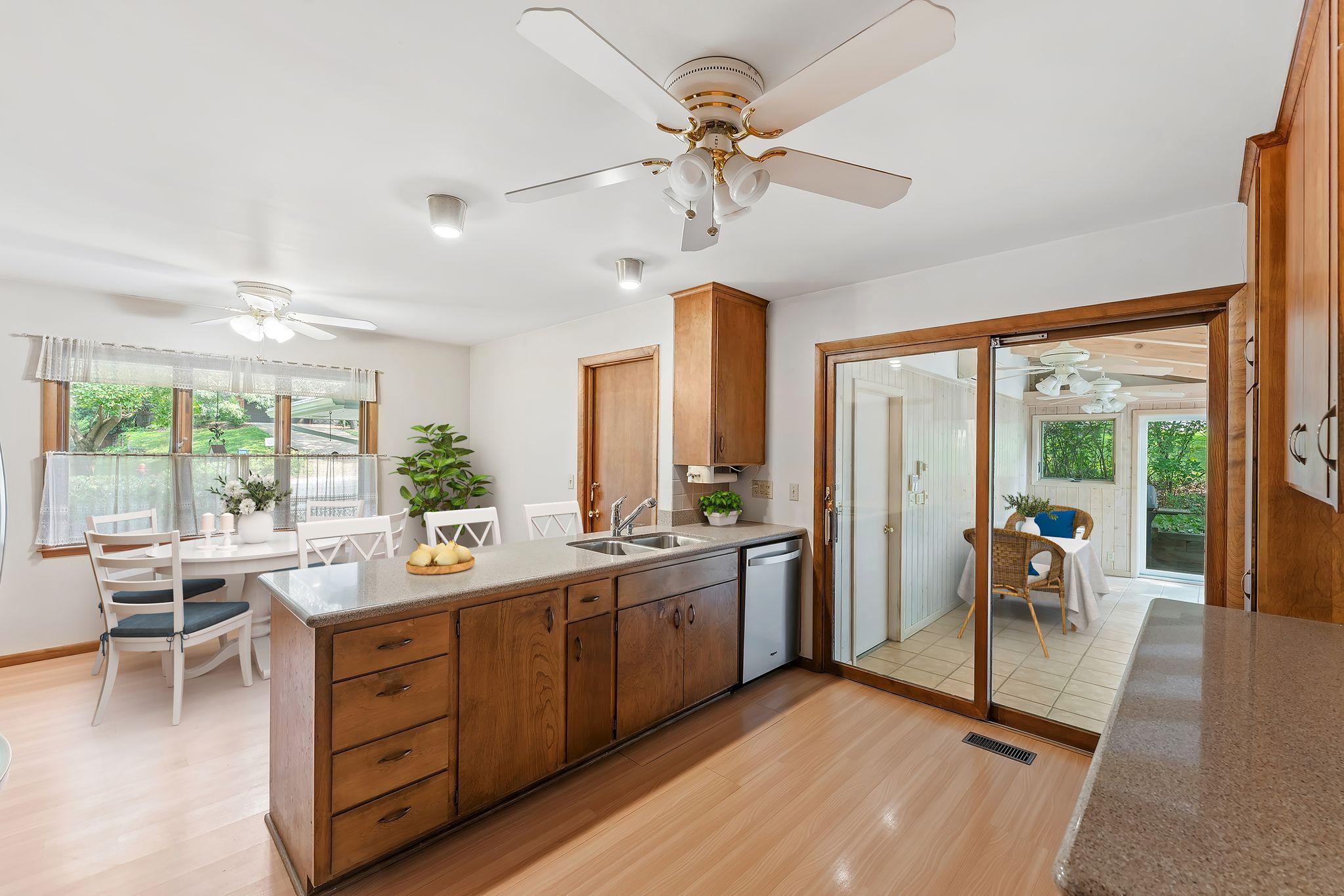 Spacious casual dining area in the kitchen