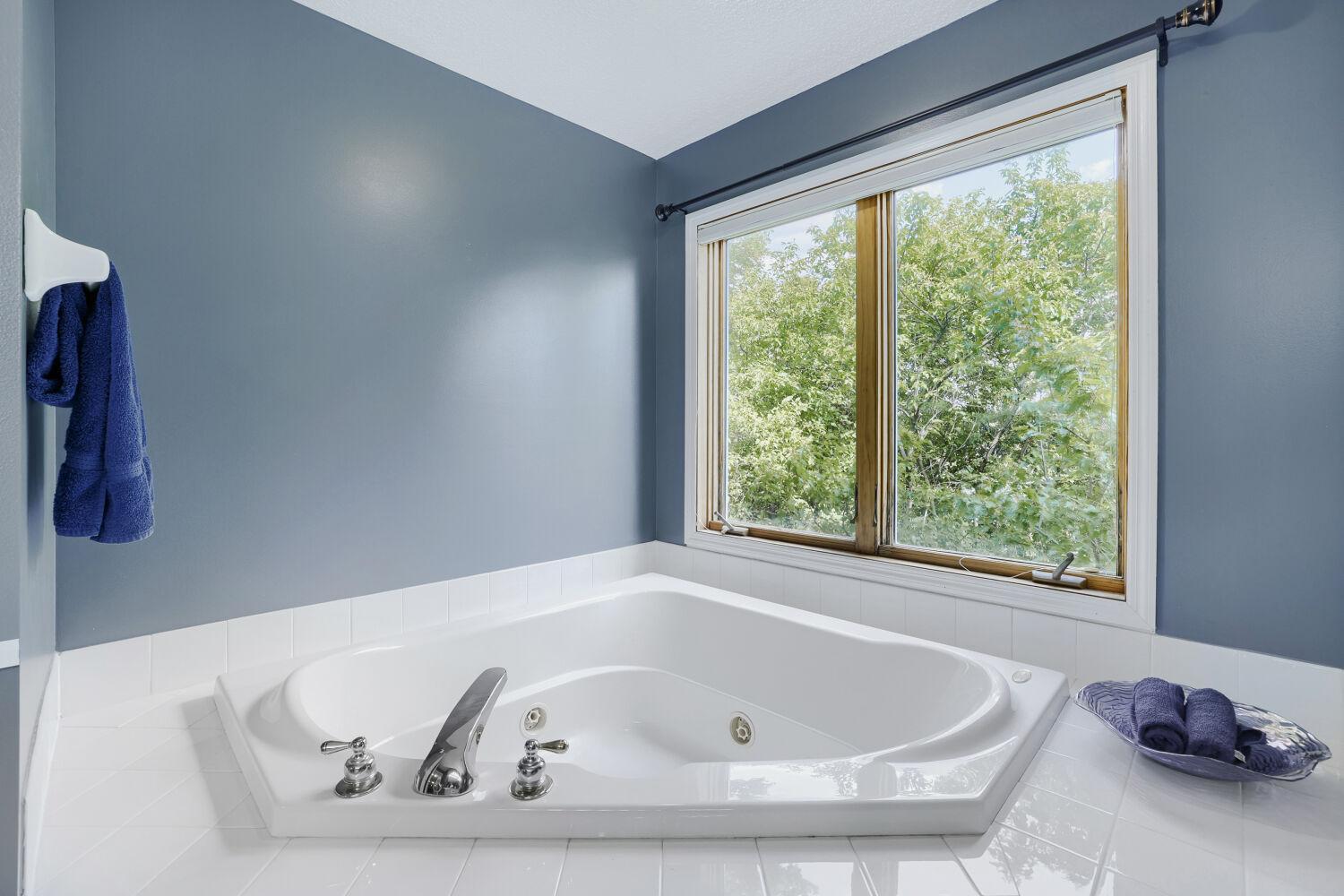 17285 Wilderness Trail SE - Web Quality - 025 - 25 Primary Bathroom.jpg