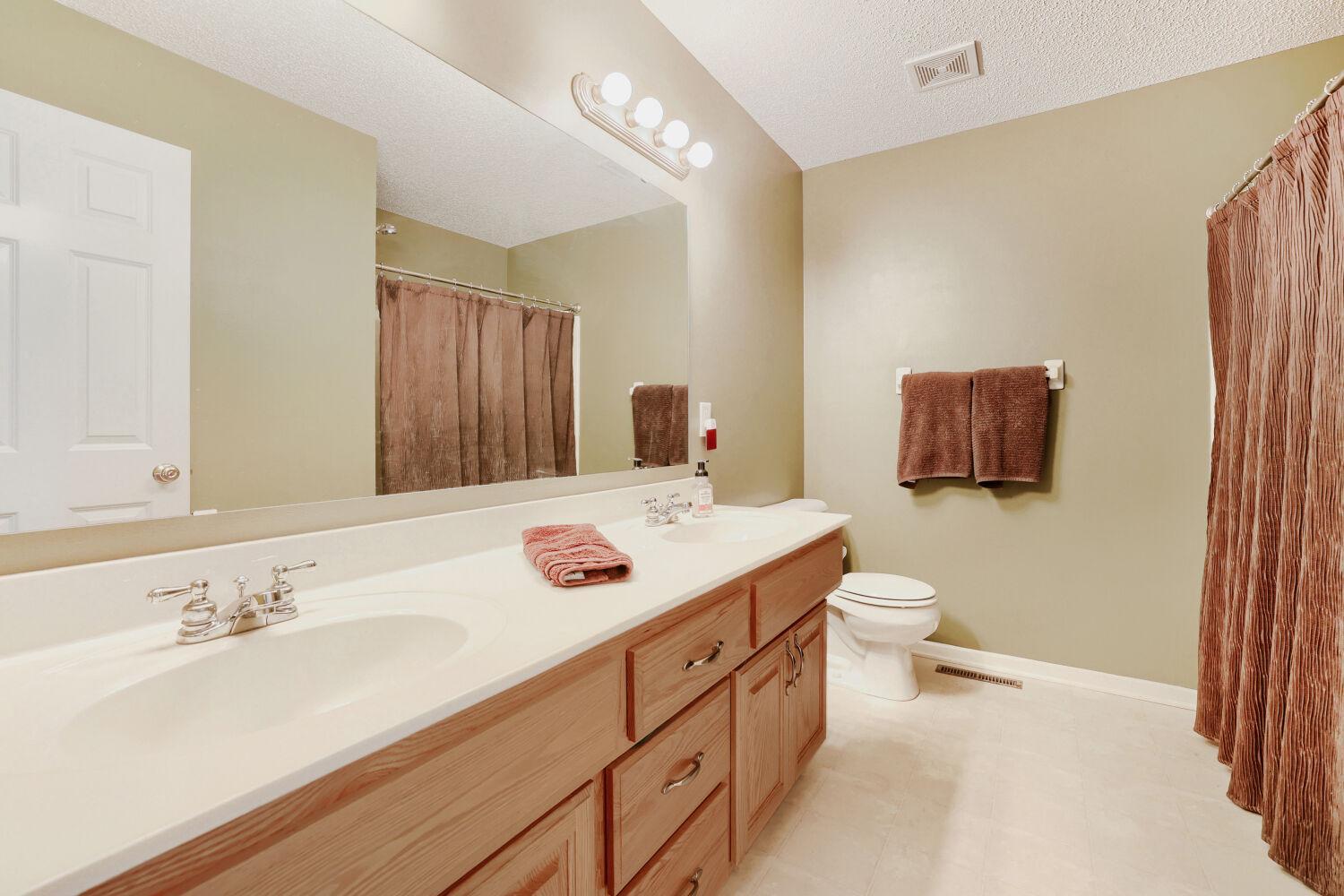 17285 Wilderness Trail SE - Web Quality - 028 - 28 Bathroom.jpg