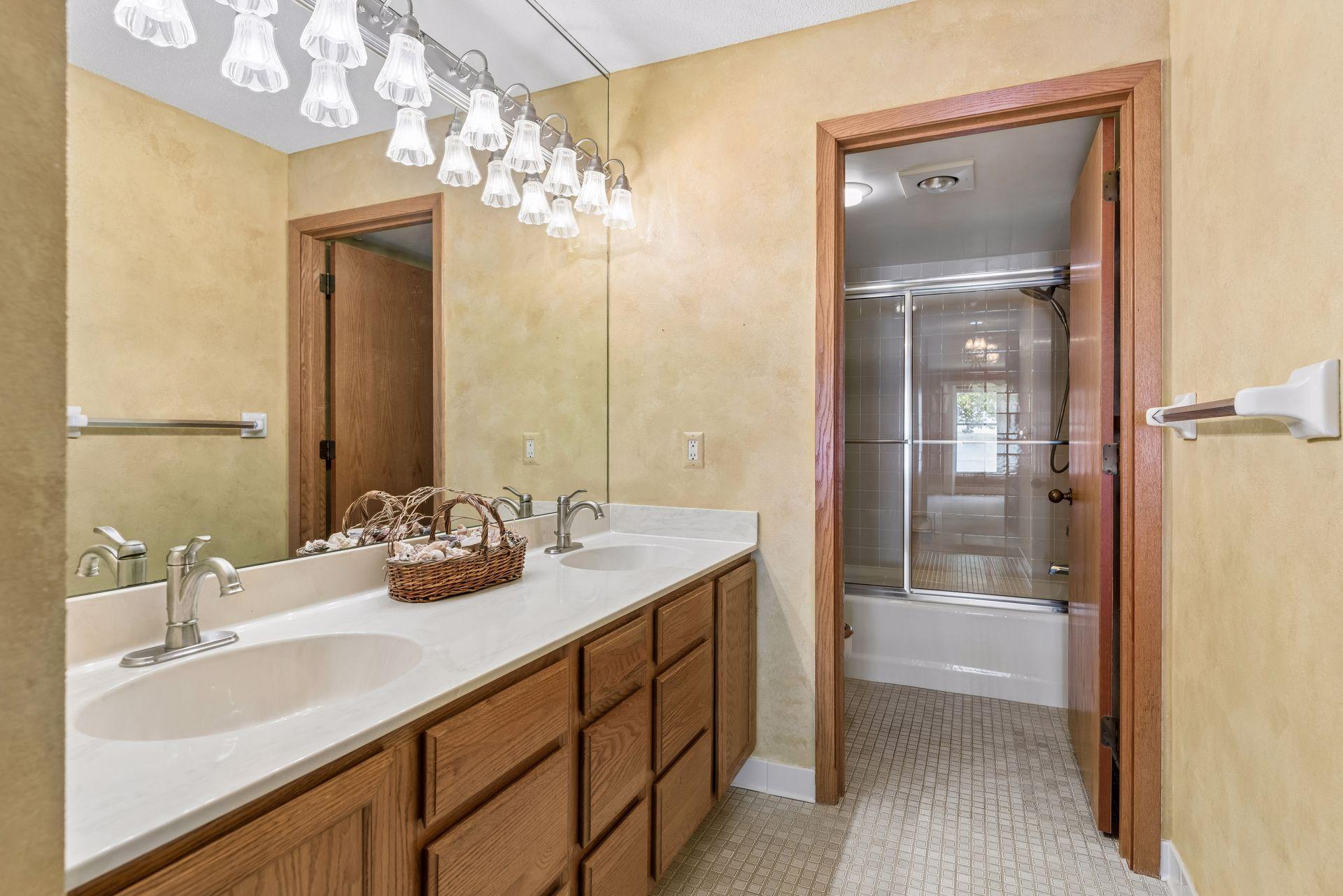 Yes-the bathroom could use an update but the space is good!