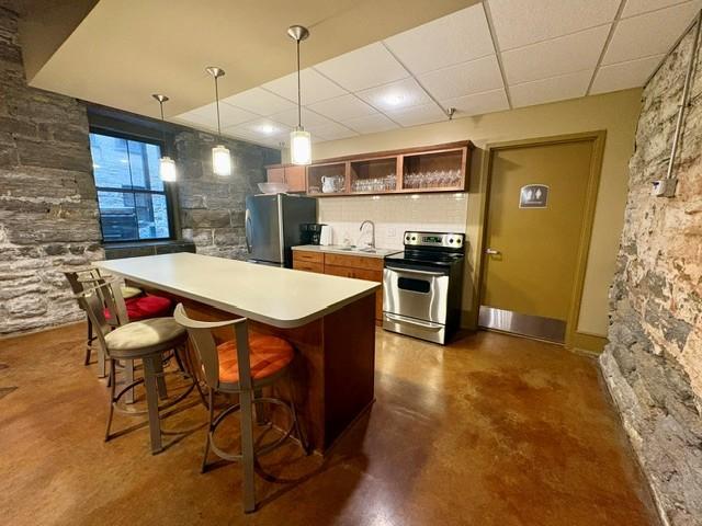 Full kitchen to use