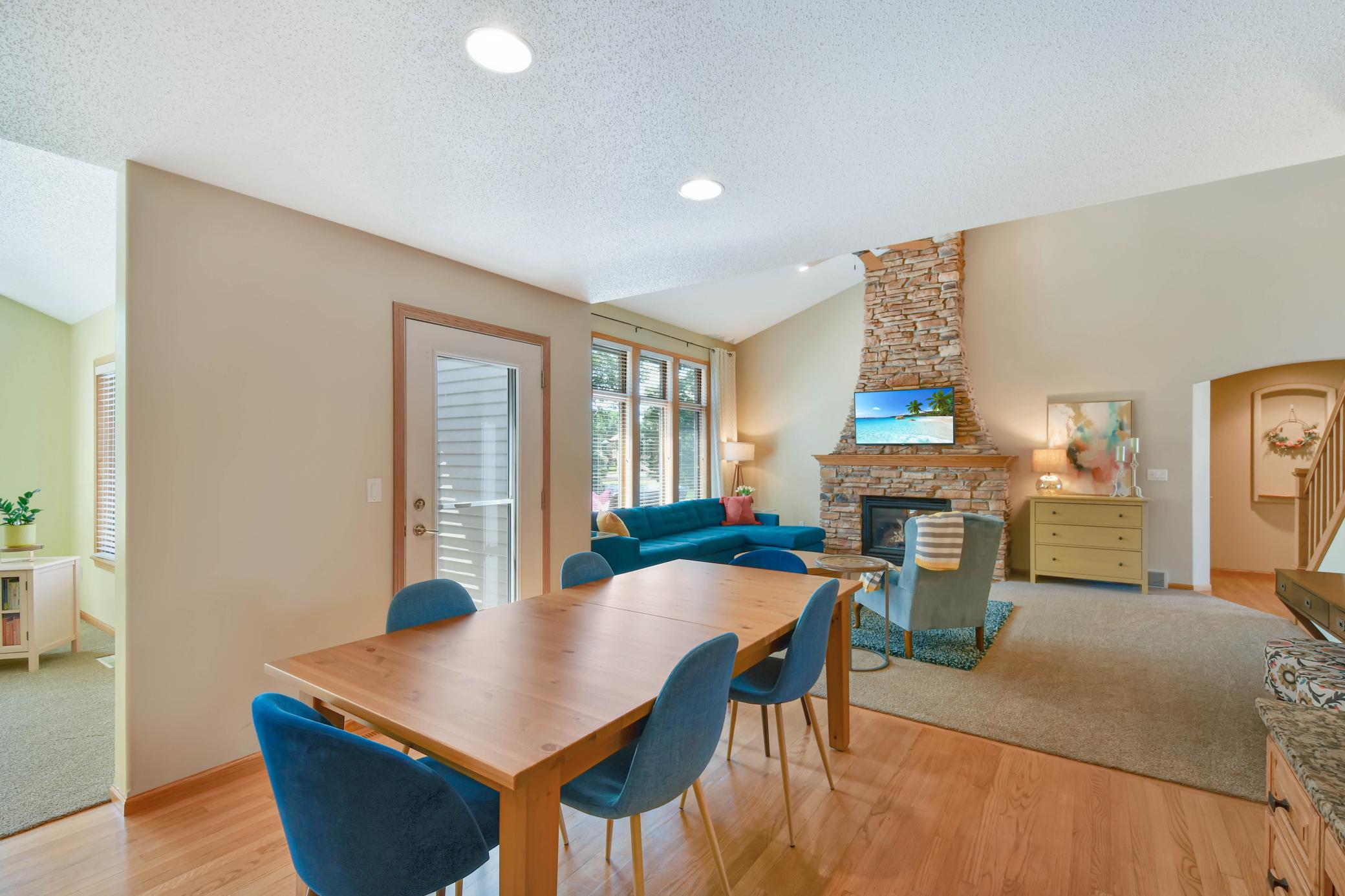 Dining are looking in to living room