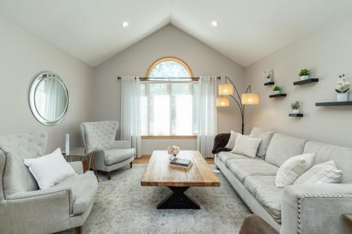 1104 Falls Curve, Chaska, MN 55318