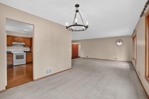 Spacious dining great for entertaining