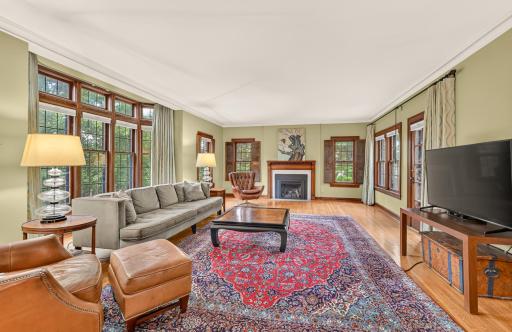 Wraparound leaded windows