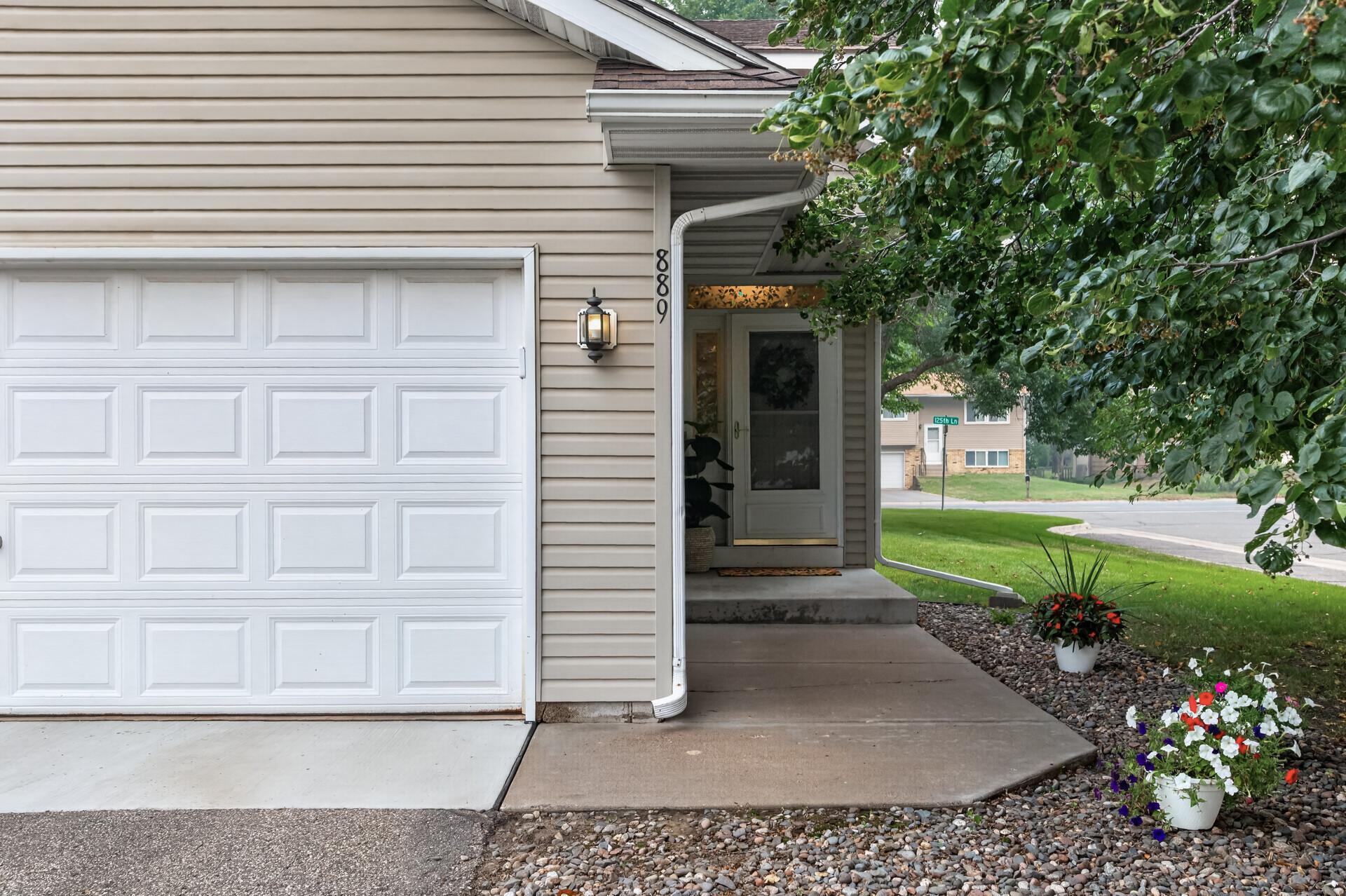 Spacious & Bright End Unit