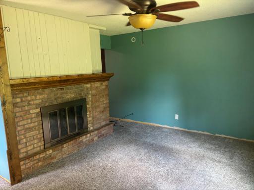Wood burning fireplace in the livingroom.
