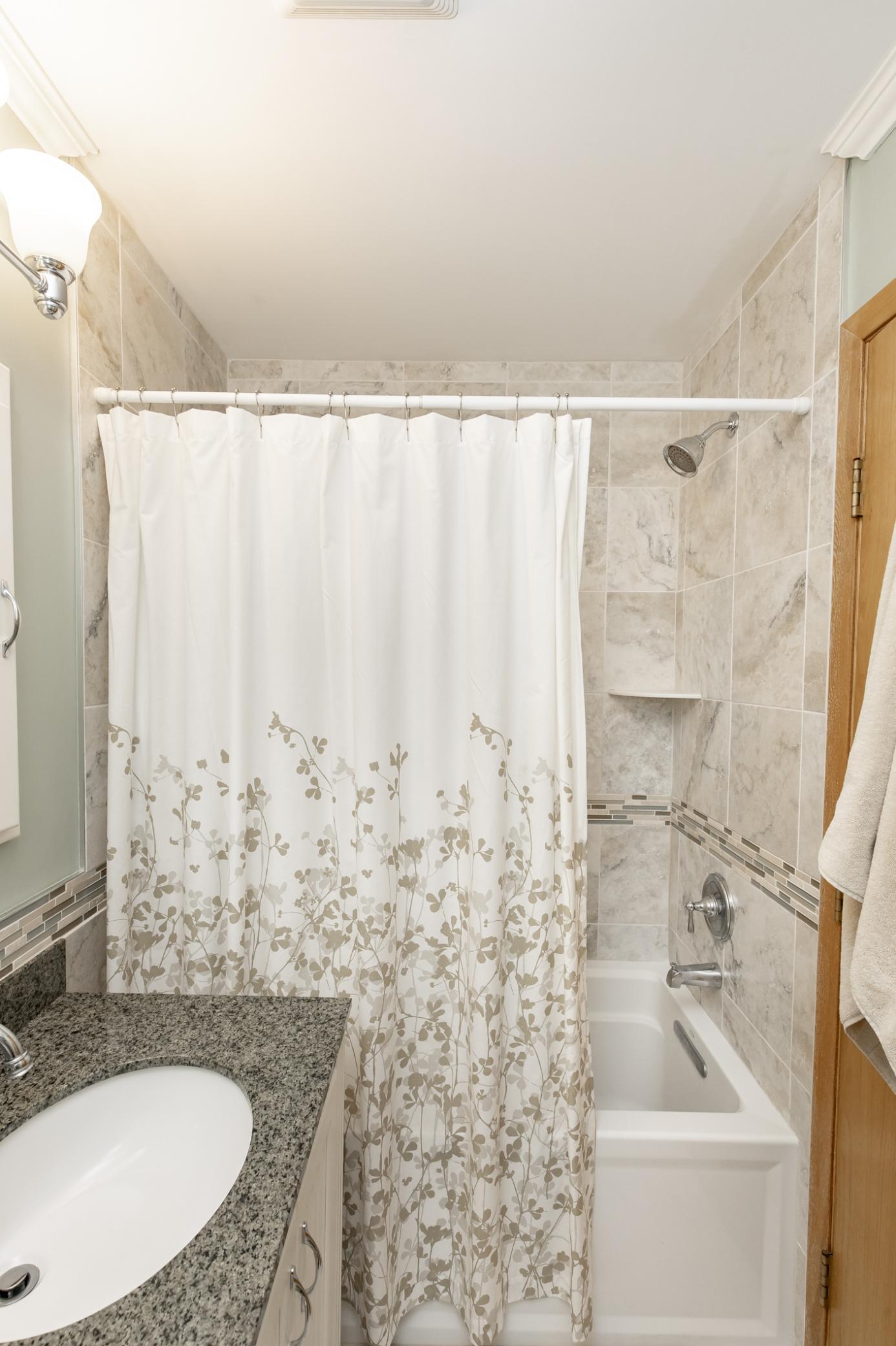 Bathroom 1 - Full