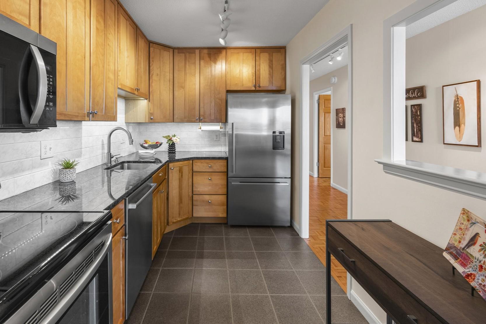 Granite Counter, Under Cabinet Lighting
