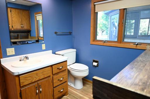 Main floor 1/2 bath