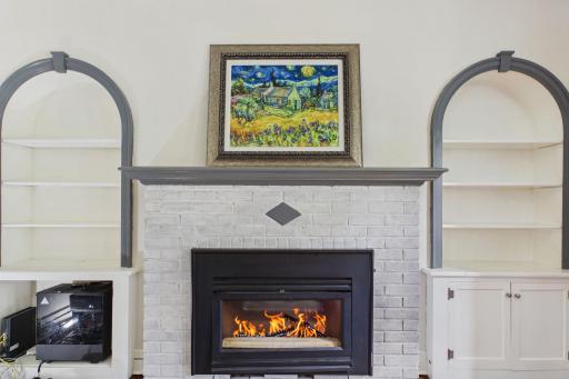 Cozy fireplace(virtually lit-Seller's haven't used but once)