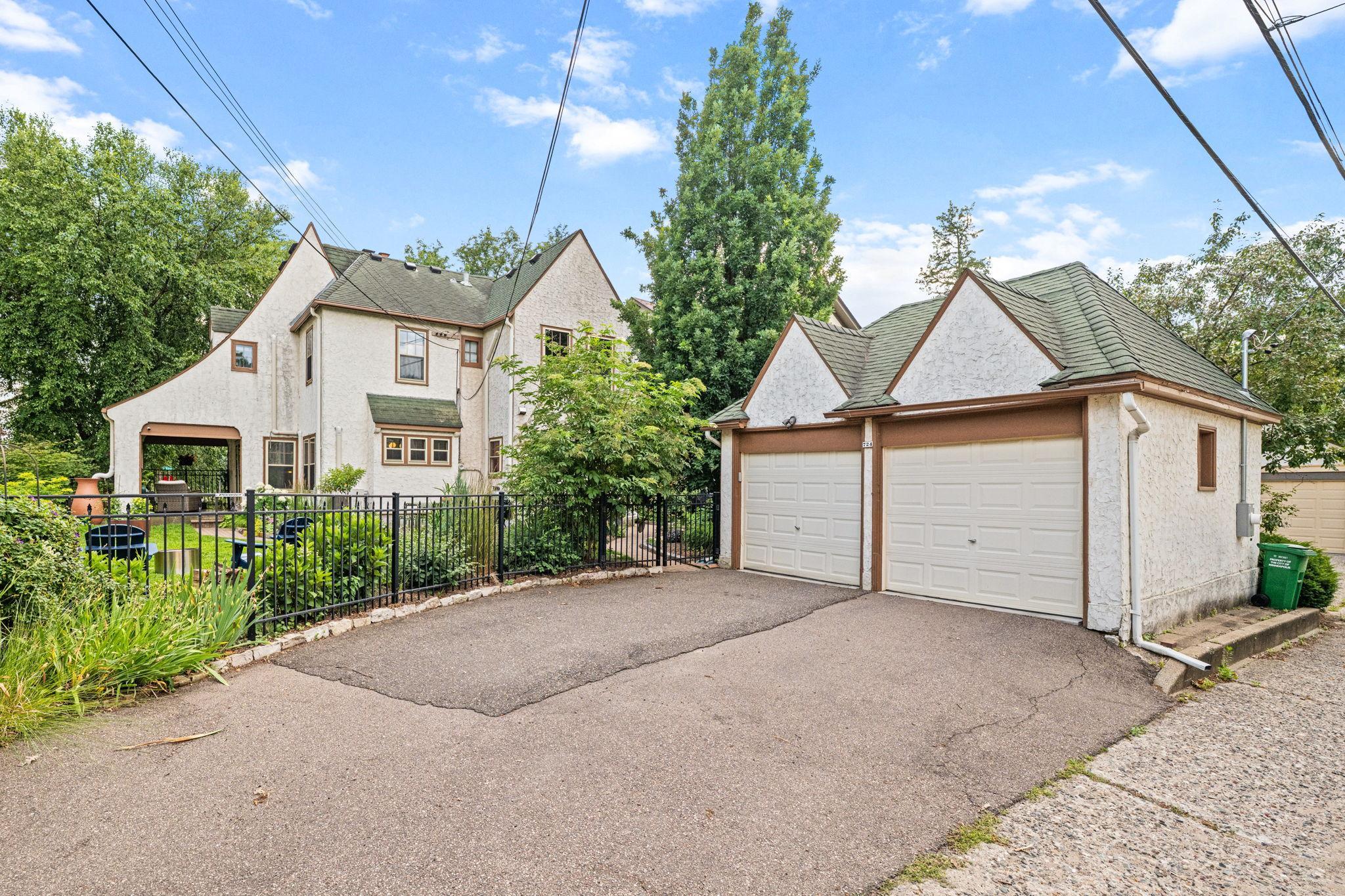 Exterior - garage/driveway