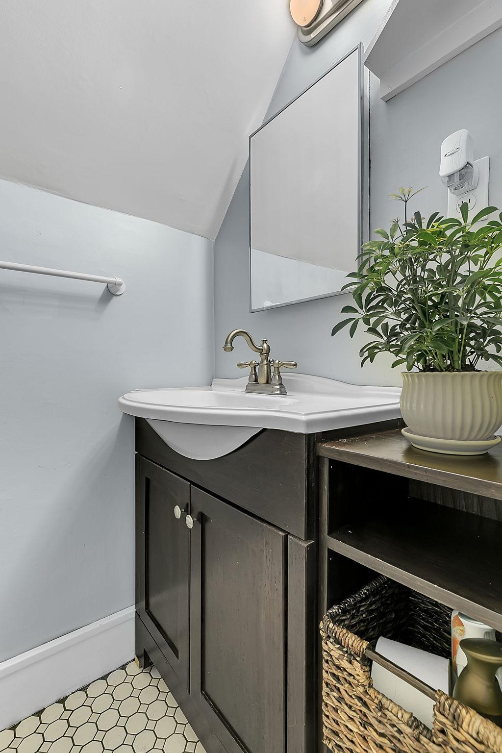 Upper Level 1/2 Bath