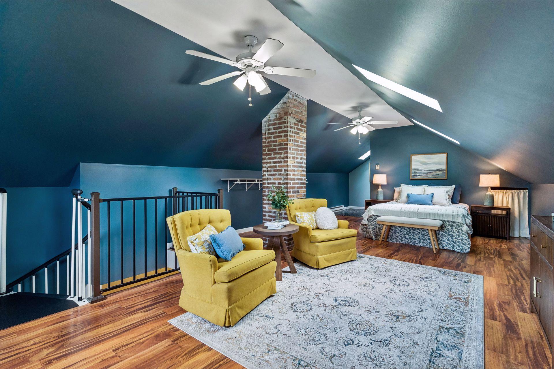 Great flex space - Primary bed, guest suite, office, or creative retreat