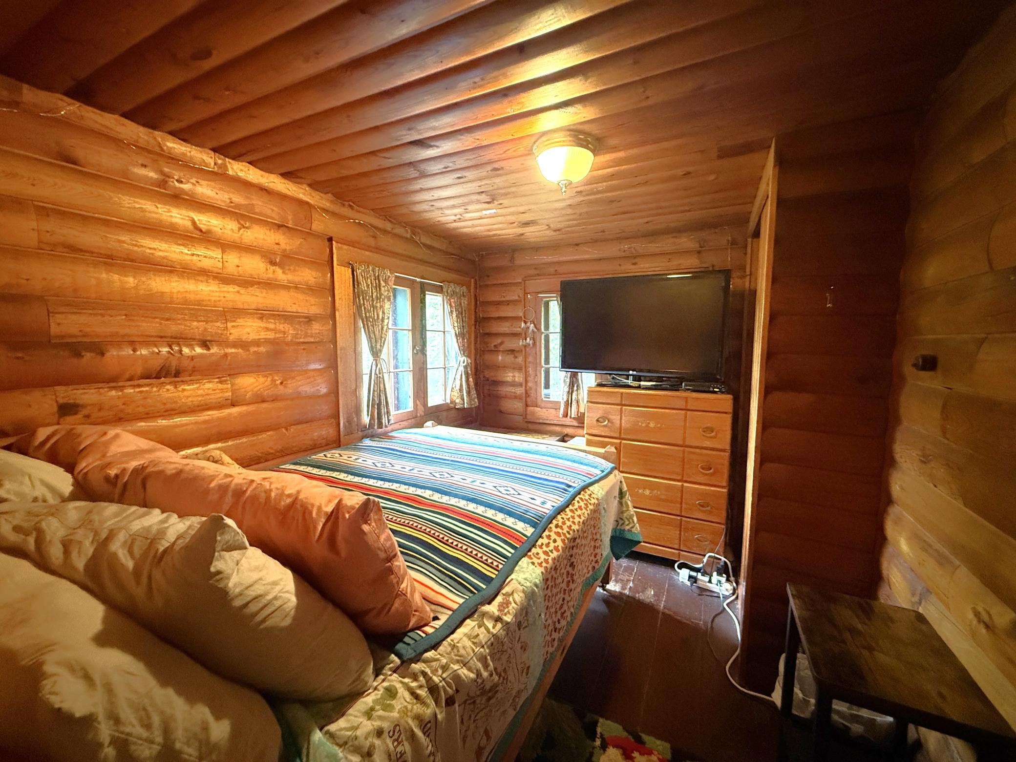 5209 Bedroom 1.JPG