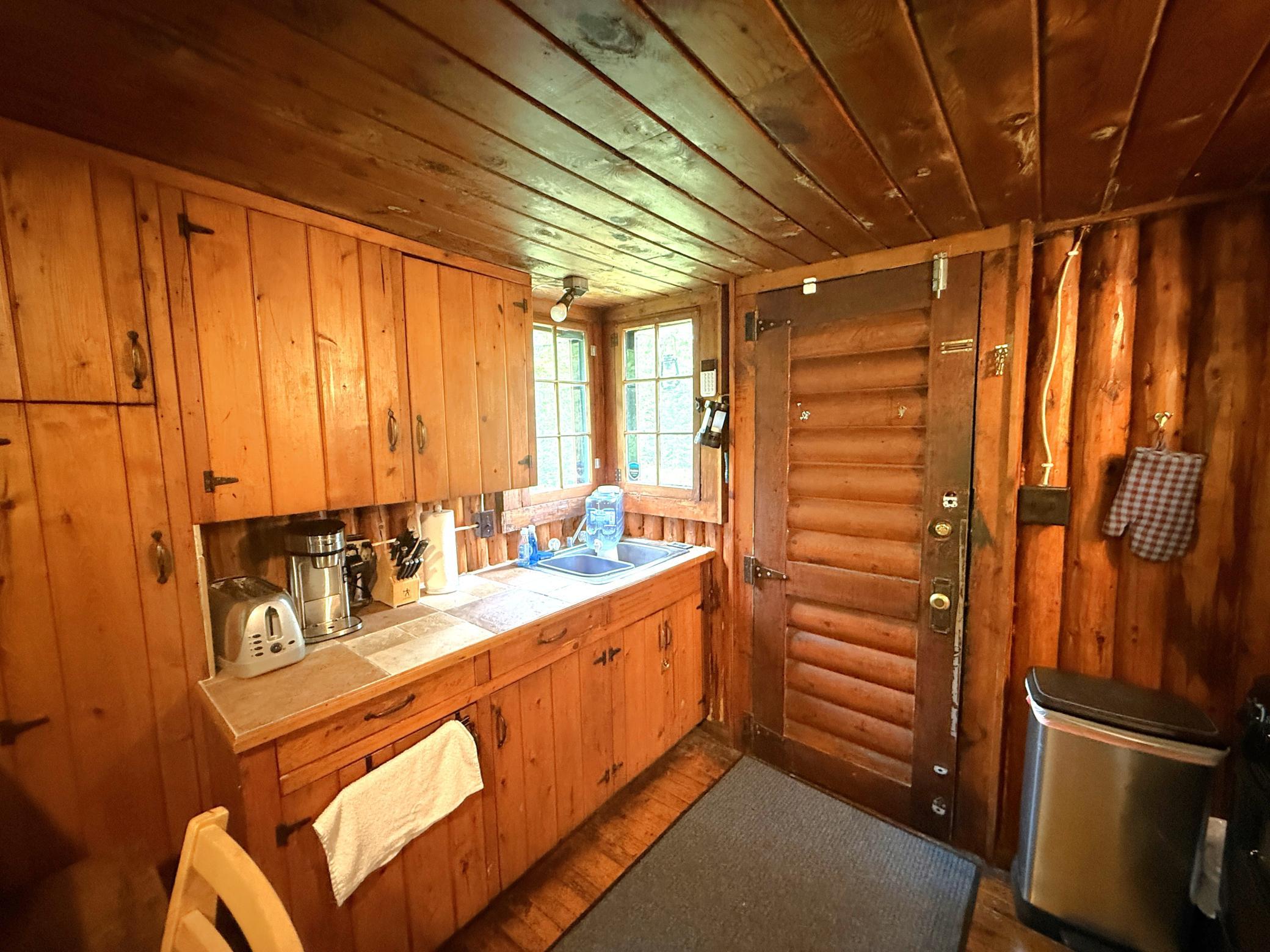 5209 Kitchen Interior 2.JPG