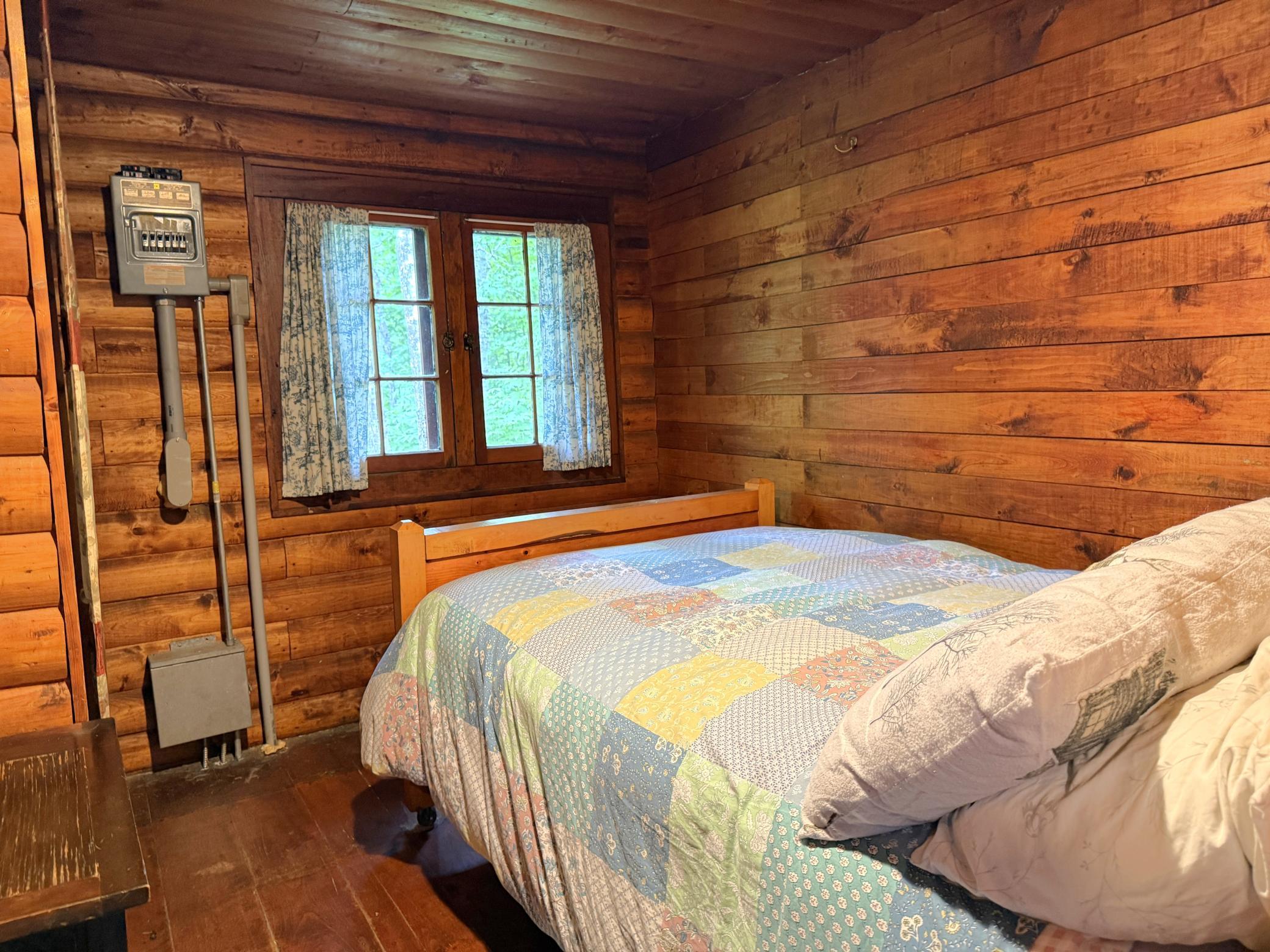 5209 Bedroom 2.JPG