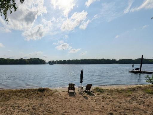 100' of Mississippi River Frontage!