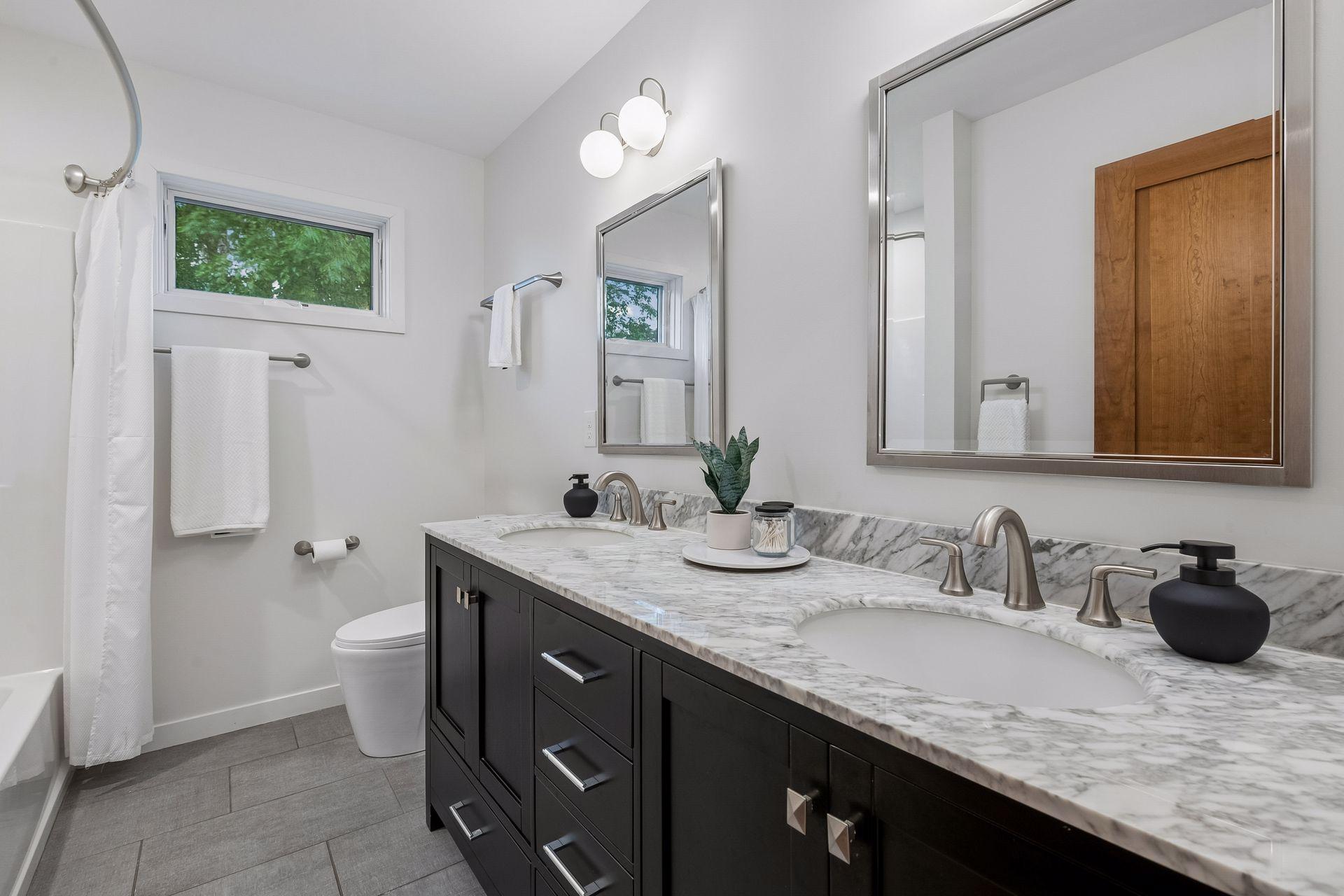 Upper Level Full Bath