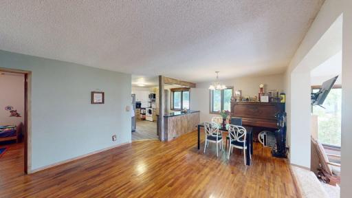 Dining rm w/hdwd floors