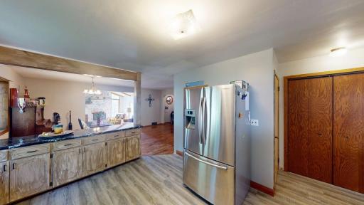 Kitchen w/passthrough/breakfast bar seating