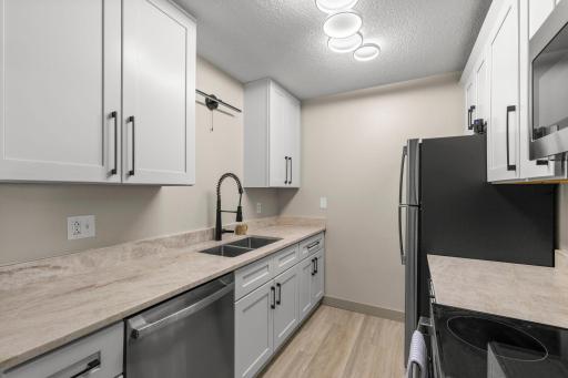 22-web-or-mls-1225 La Salle Ave #1502-15.jpg