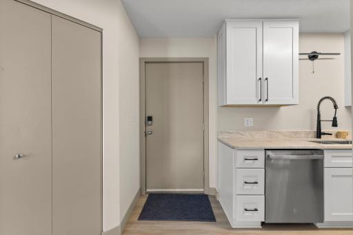 18-web-or-mls-1225 La Salle Ave #1502-3.jpg