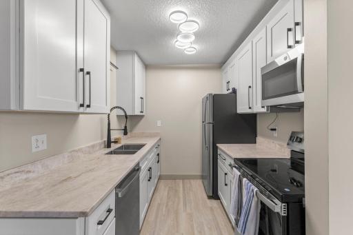 20-web-or-mls-1225 La Salle Ave #1502-9.jpg